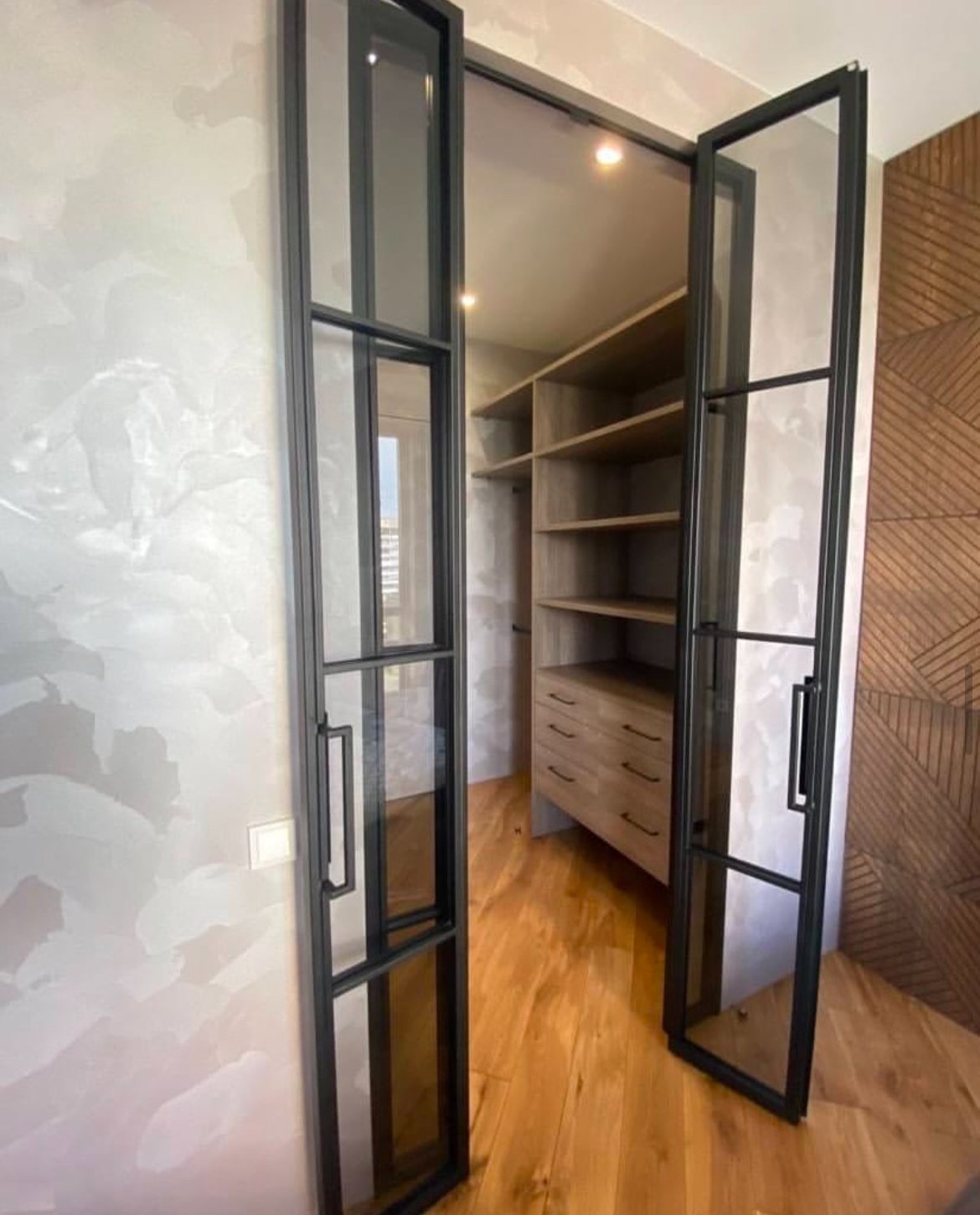 Doble puerta batiente estilo industrial para estudio